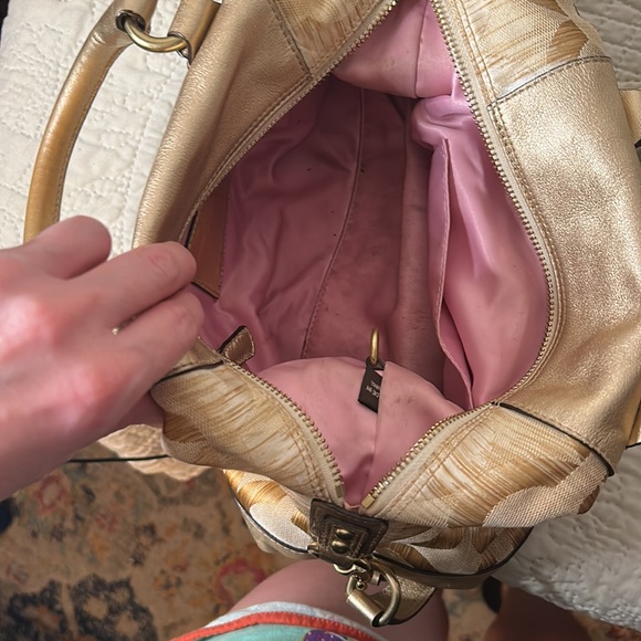 2000s Gold Coach, handles and shoulder strap. Gold with Pink lining. - Picture 5 of 6